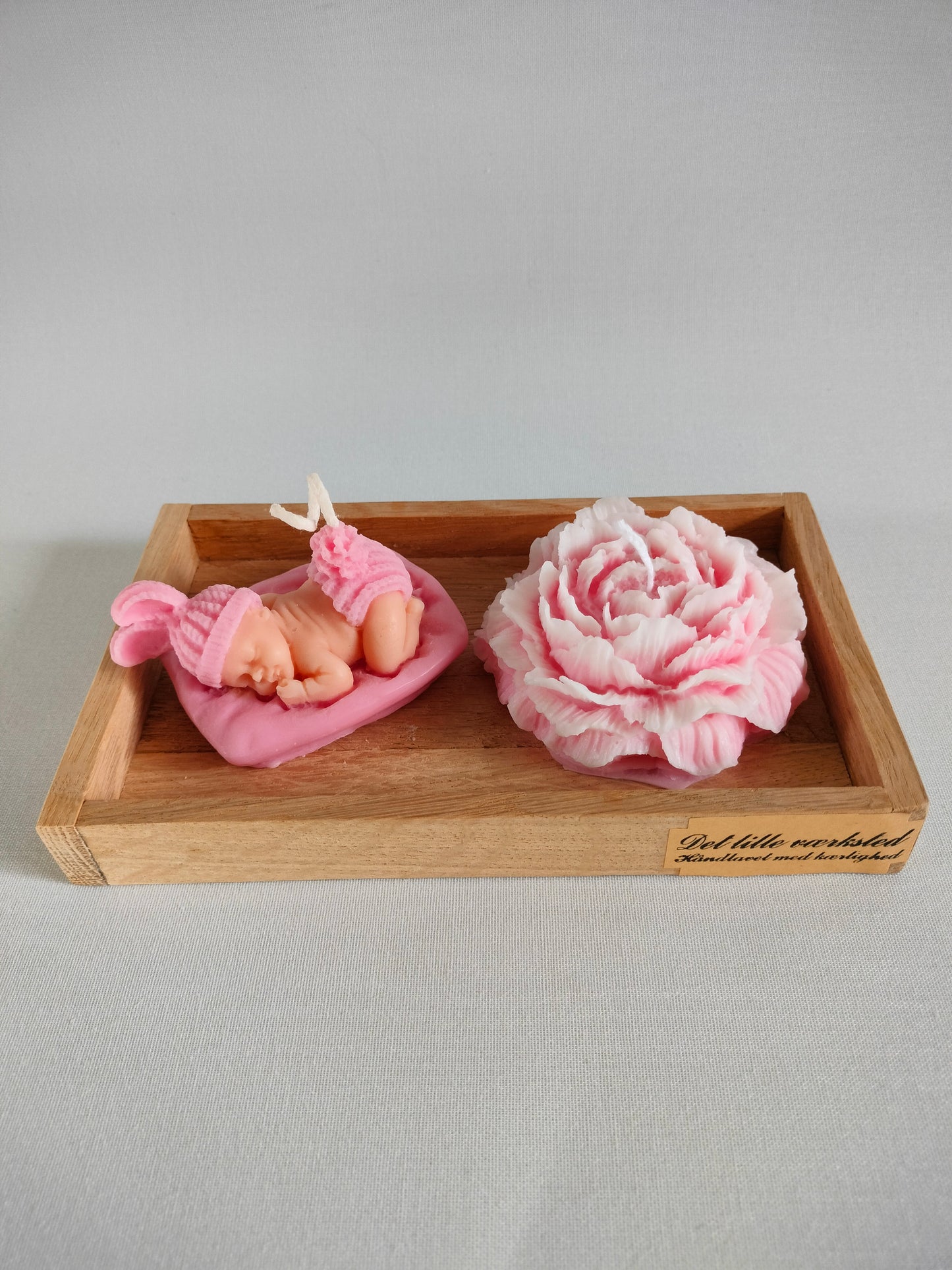 Baby og blomst